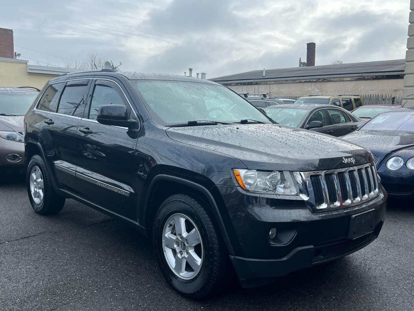 2013 BLACK /beige Jeep Grand Cherokee Laredo 4wd (1C4RJFAG4DC) with an 3.6L V6 DOHC 24V GAS engine, 5 Speed Automatic transmission, located at 1018 Brunswick Ave, Trenton, NJ, 08638, (609) 989-0900, 40.240086, -74.748085 - Photo#6